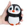 squishy pingouin dans une main