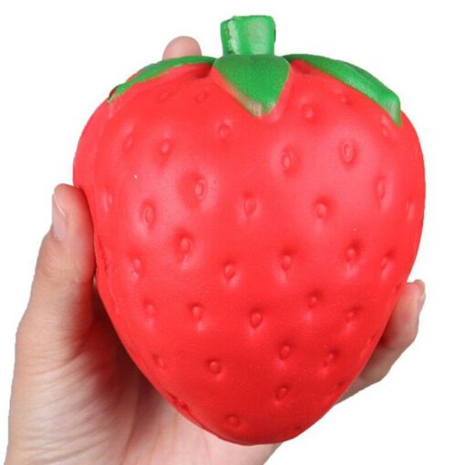 squishy fraise dans la main