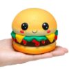 Squishy hamburger dans une main