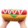 Squishy hot dog geant dans les mains