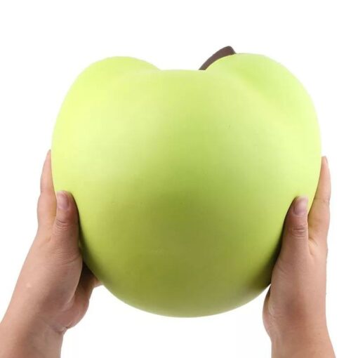 squishy géant pomme verte dans les mains