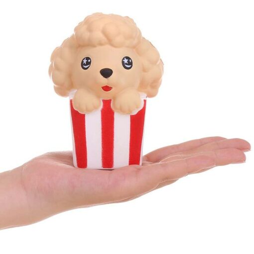 Squishy popcorn chien dans la main