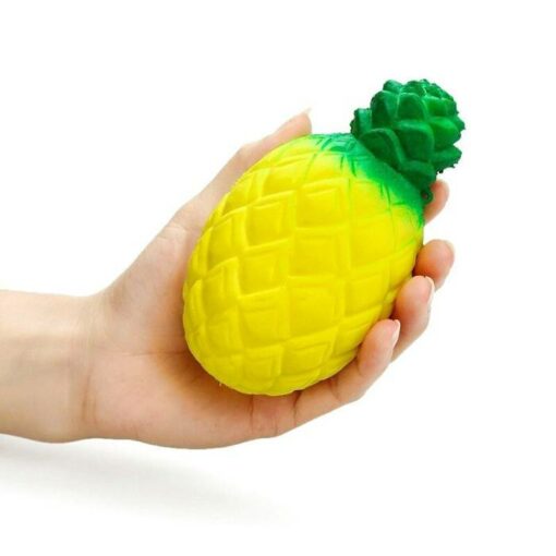 squishy ananas dans la main