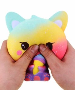 squishy chat multicolore dans les mains