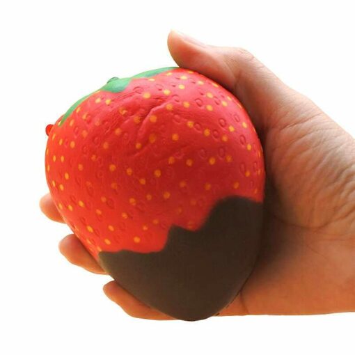 squishy fraise chocolat dans la main