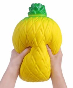 squishy géant ananas dans les mains