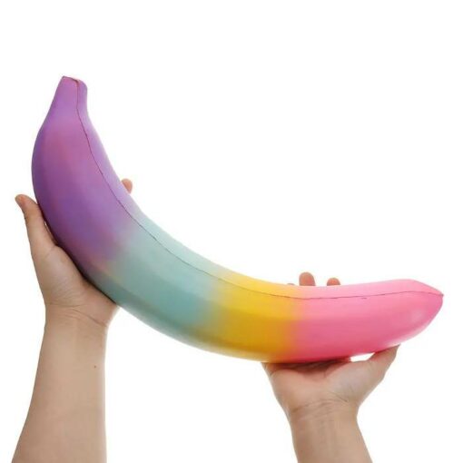 squishy geant banane multicolore dans la main
