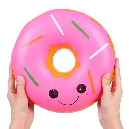 squishy géant donut rose dans les mains