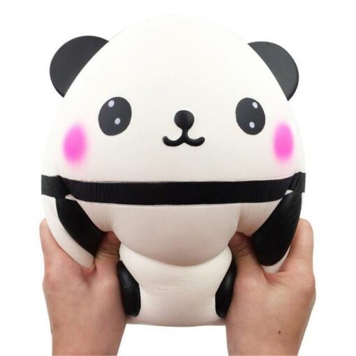 squishy geant panda dans les mains