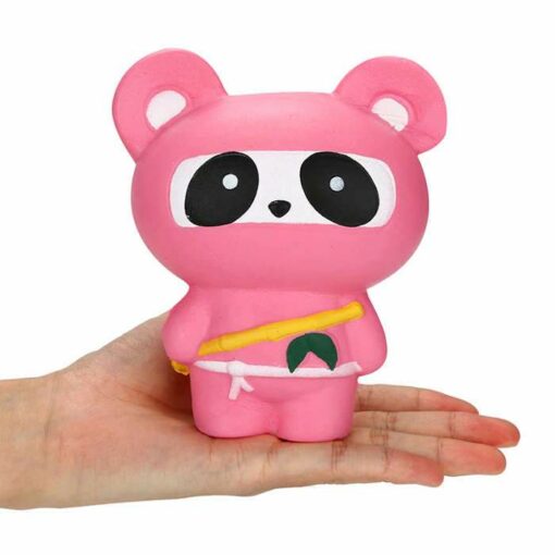 squishy panda ninja rose dans la main