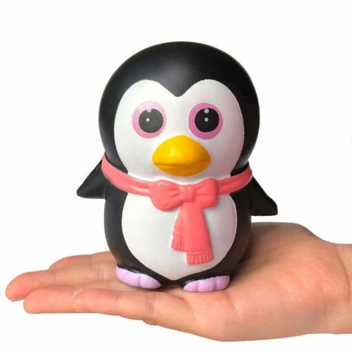 squishy pingouin kawaii sur la main