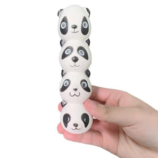 stylo squishy panda dans la main